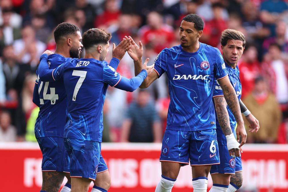 曼联考虑签下巴莱巴，期待填补中场空缺，暂无戈麦斯交易计划。